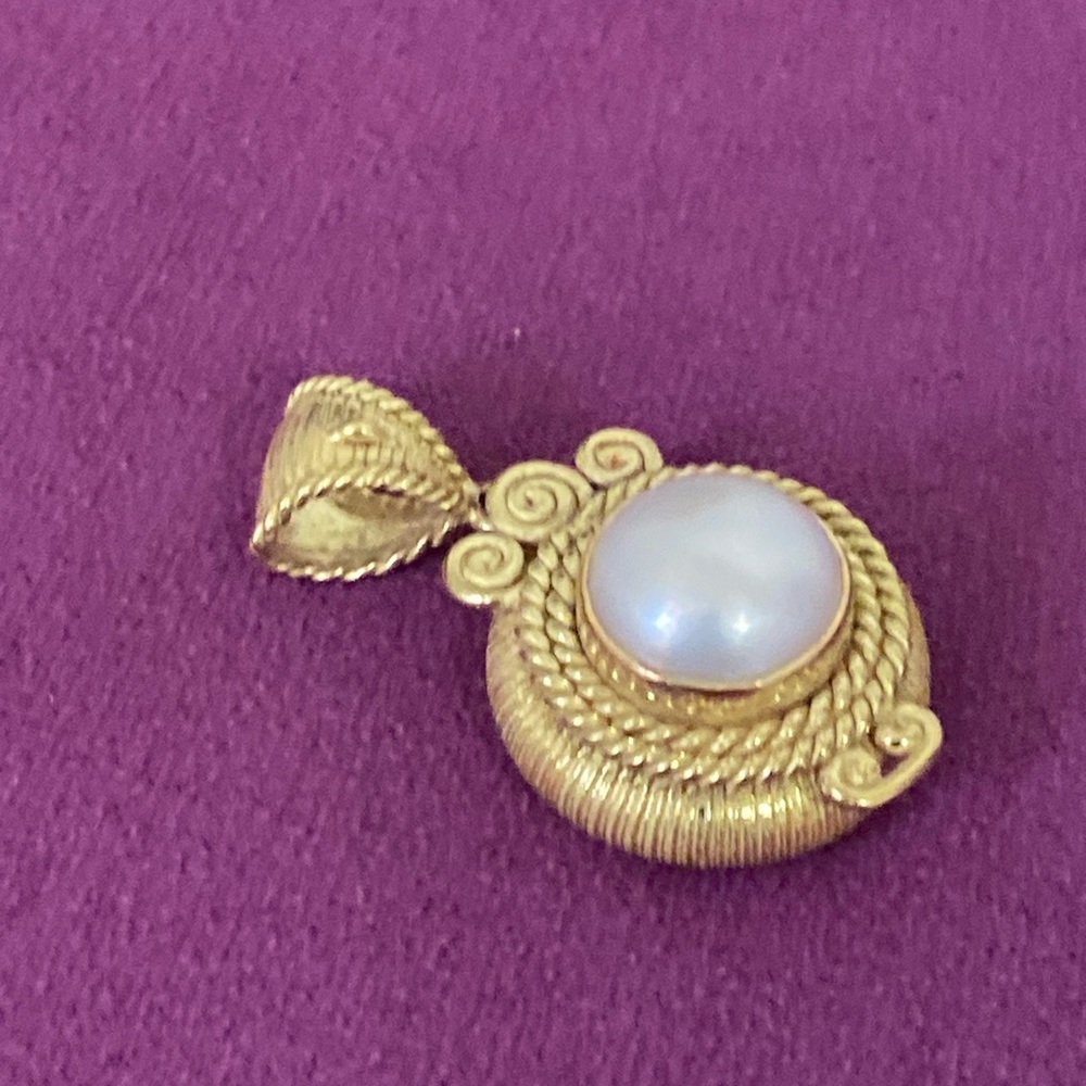 Vintage Italian 18k Yellow gold Pearl Etruscan style pendant
